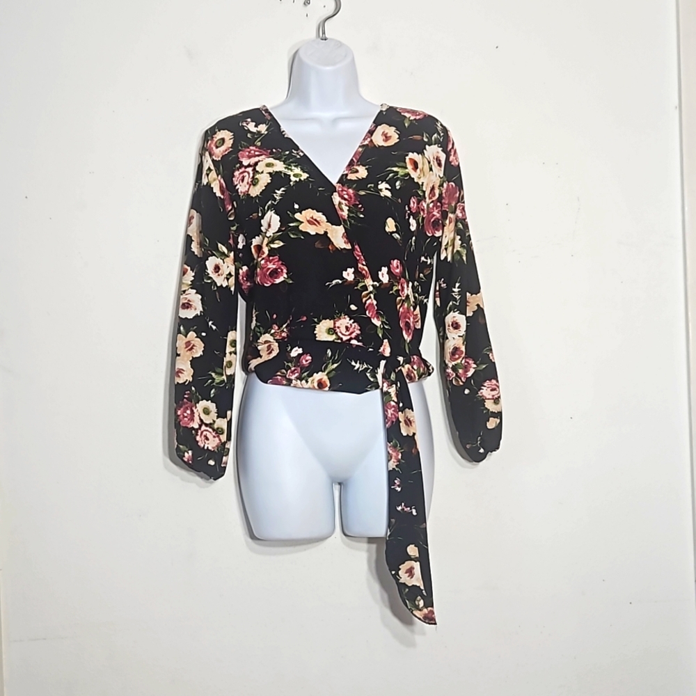 free kisses vneck cream & pink floral design on black 3/4 sleeve tie crop Top S